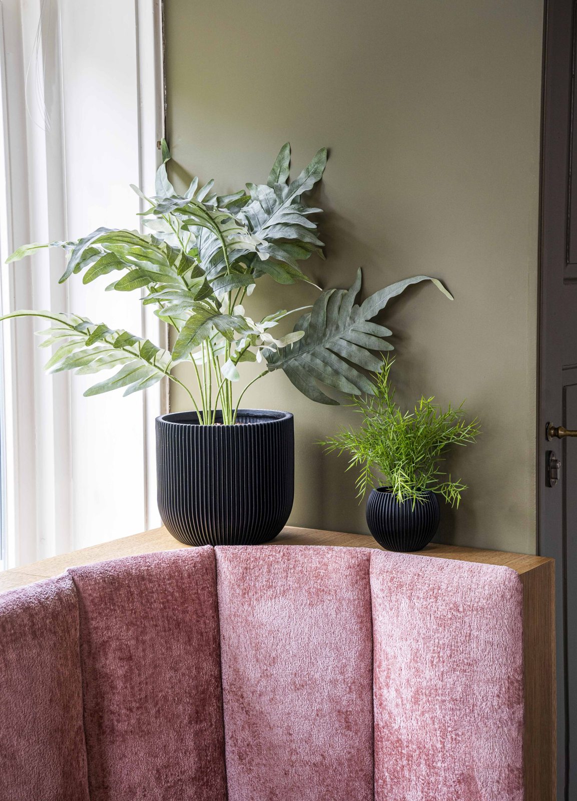 Indoor Groove Vase Ball Black